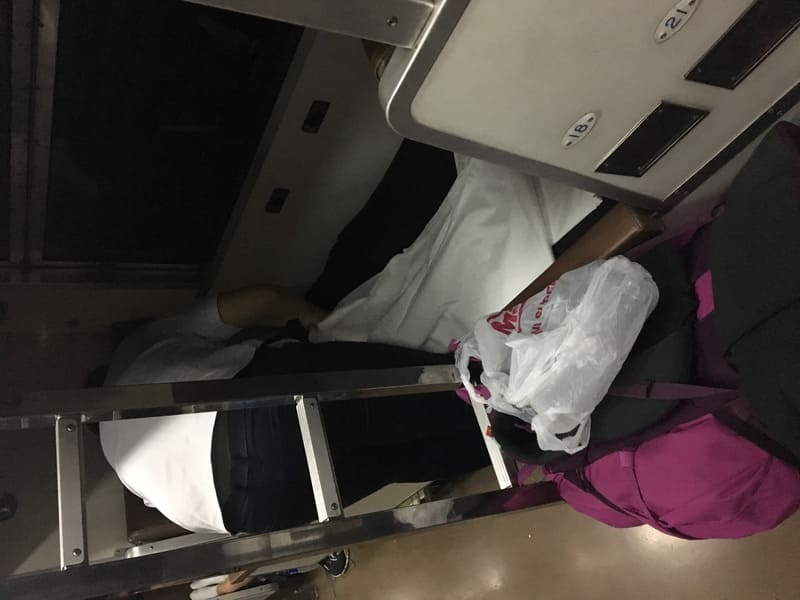 Viajar en un tren en Tailandica con mochila